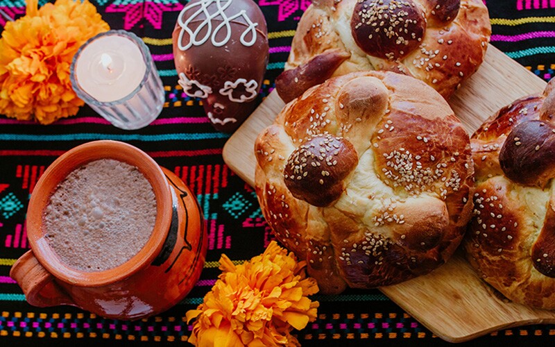 До традицій святкування Дня померлих часто належить pan de muerto, шоколад і кава.