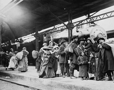 Llegada de inmigrantes a Union Station, Toronto, Canadá