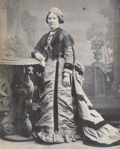 Profile of Jenny Lind, a Swedish opera singer from the 1850s.