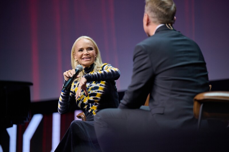 Kristin Chenoweth partage des histoires lors de son discours d'ouverture à RootsTech 2024