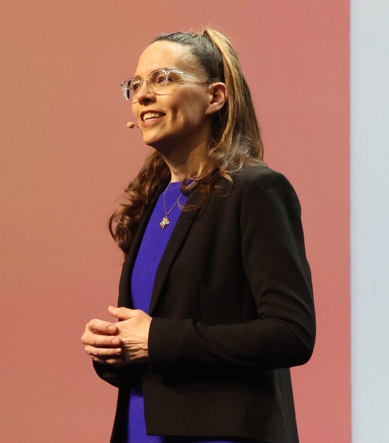 Dr. Jennifer Jacobs geeft haar presentatie op het RootsTech-podium.