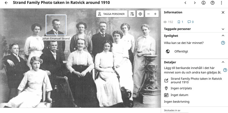 Den nya minnesvisaren på FamilySearch. Det finns ett gammalt foto av en stor familj. En av männen har en vit ruta runt huvudet med sitt namn under. På sidopanelen finns detaljerad information om fotot.
