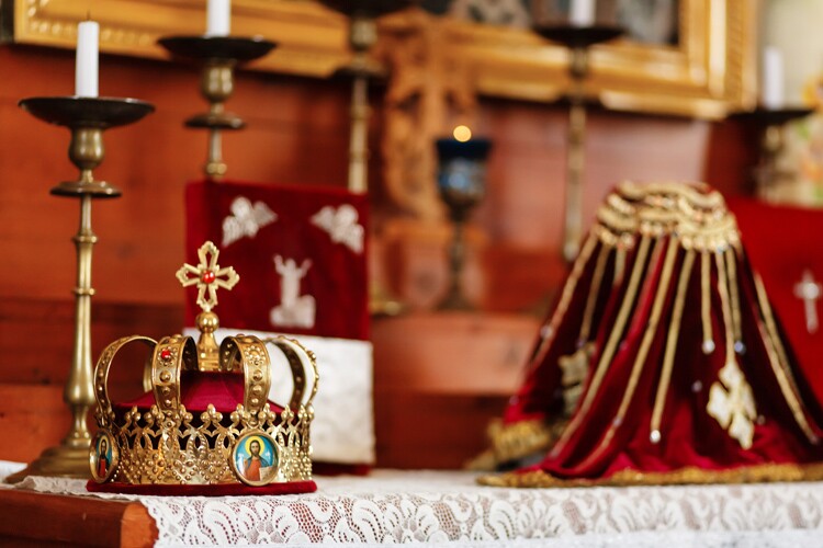 une couronne à un mariage arménien.