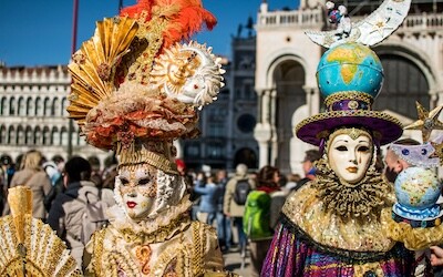 En gruppe mennesker på karnevalet i Venezia kledd i kostymer og iført unike karnevalsmasker