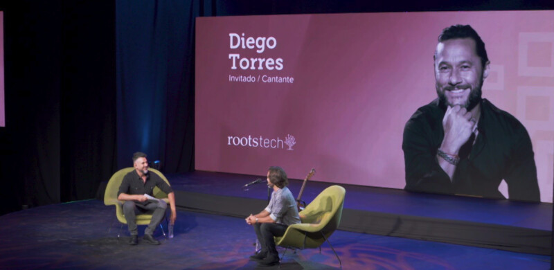 El cantante y músico argentino, Diego Torres comparte sus historias de familia y sus canciones en el escenario principal de RootsTech 2022.