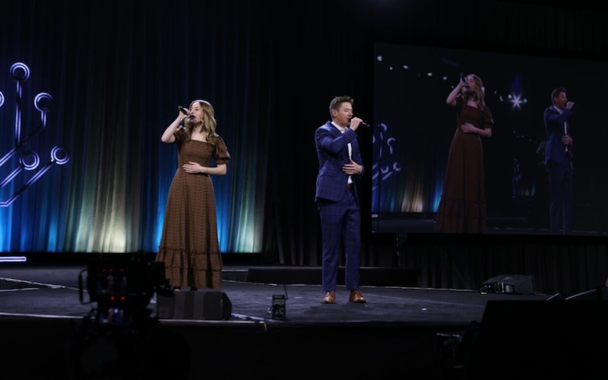 ルーツテック2025で演奏するマットとサバンナ・ショー。