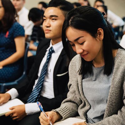 Giới trẻ tập trung lại với nhau để xem buổi họp Chỉ Dẫn về Công Việc Đền Thờ và Lịch Sử Gia Đình dành cho Giới Lãnh Đạo