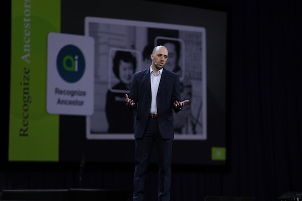 Hunter Cannon, responsabile prodotti di Ancestry, durante la sua presentazione a RootsTech 2025 descrive come l’IA possa aiutare a riconoscere gli antenati nelle foto.
