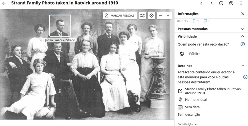O novo visualizador de recordação do FamilySearch. Há uma foto antiga mostrada de uma família grande. Um dos homens tem uma caixa branca na cabeça com o nome embaixo. No painel lateral há informações detalhadas sobre a foto.