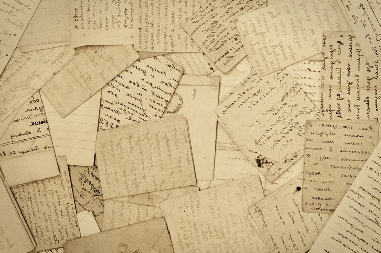 Montones de documentos escritos a mano, difíciles de leer para las computadoras.