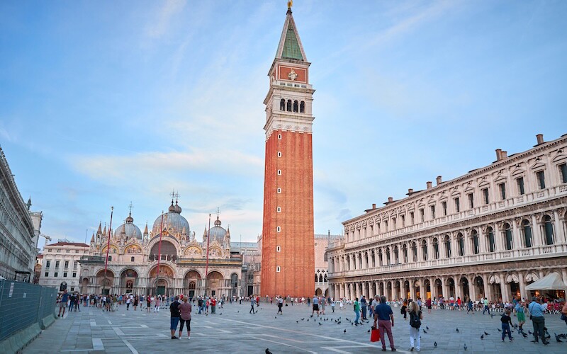I dag er St. Markusplassen eller Piazza San Marco stedet der mange begivenheter for karnevalet i Venezia holdes.